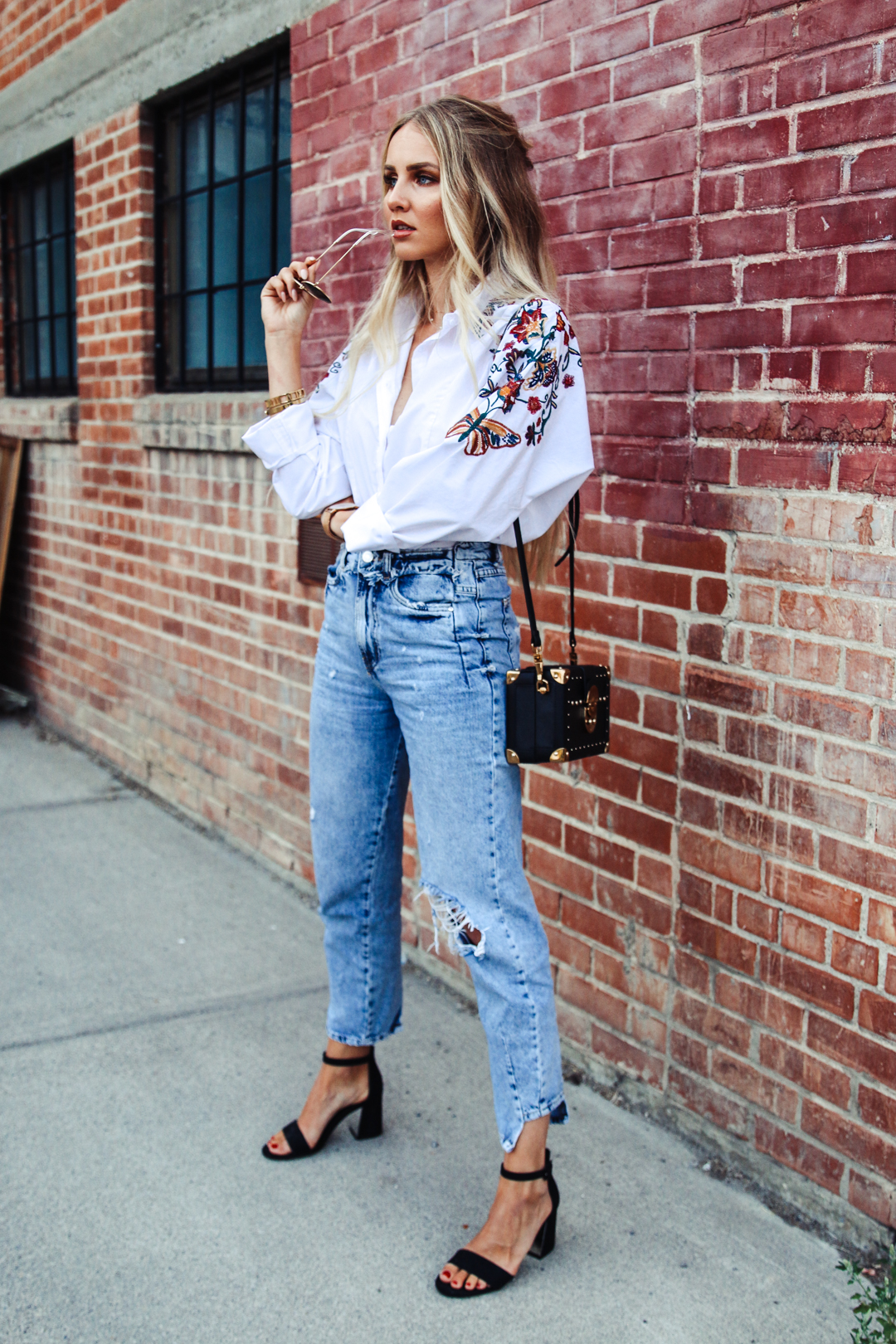 How To Wear Mom Jeans With Style 2021 Outfit Ideas