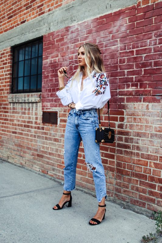 Outfit: Embroidered Blouse, Mom Jeans & Coffer Bag | Feel Wunderbar